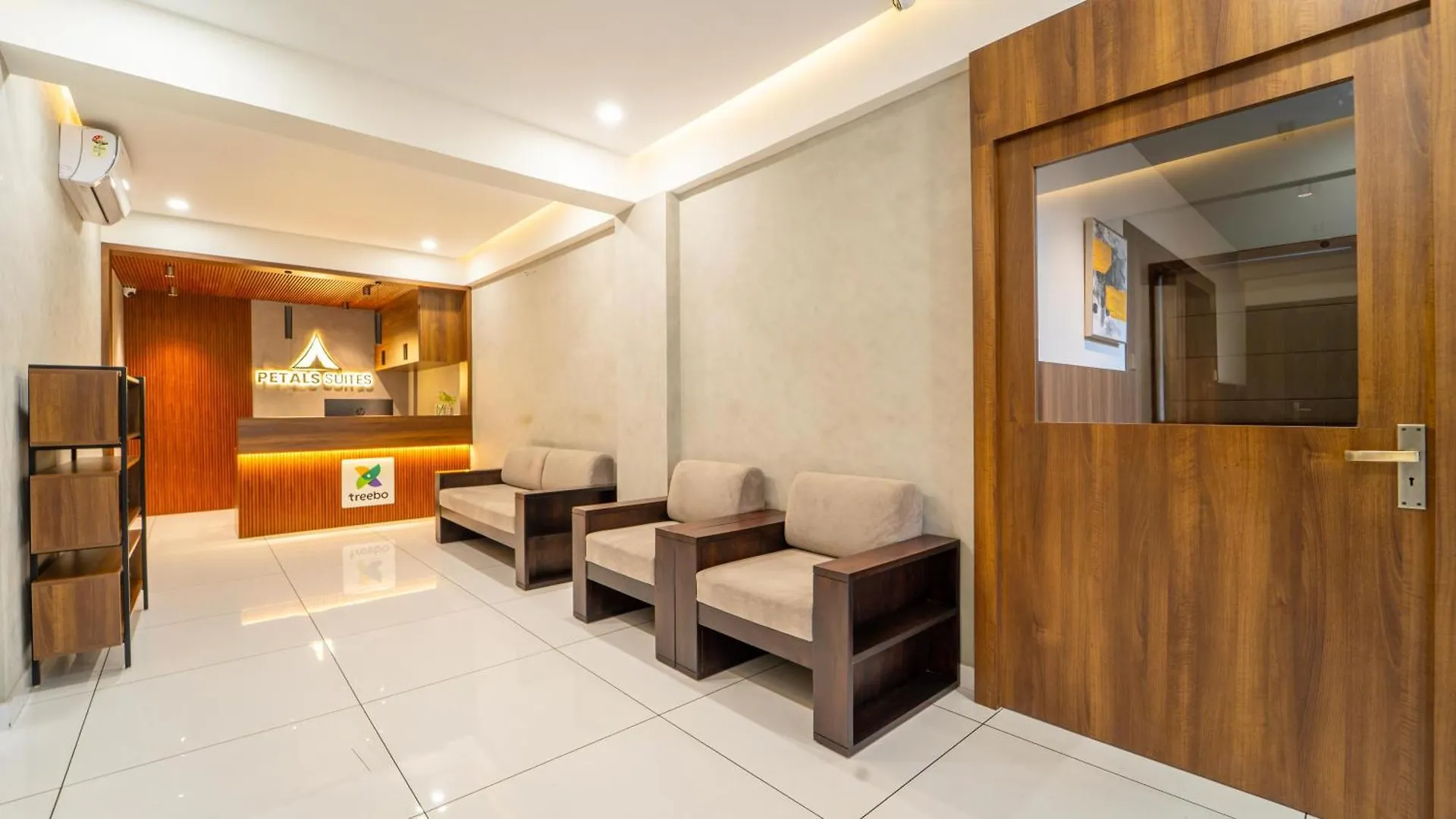 Treebo Petals Suites Kochi ホテル