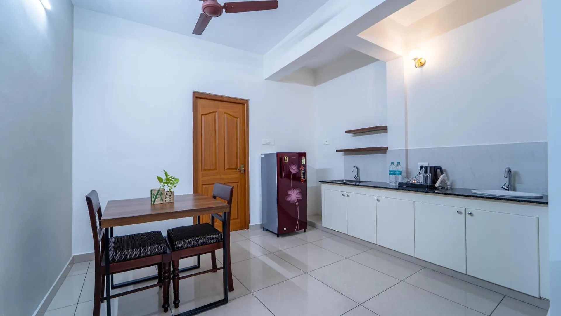 ホテル Treebo Petals Suites Kochi