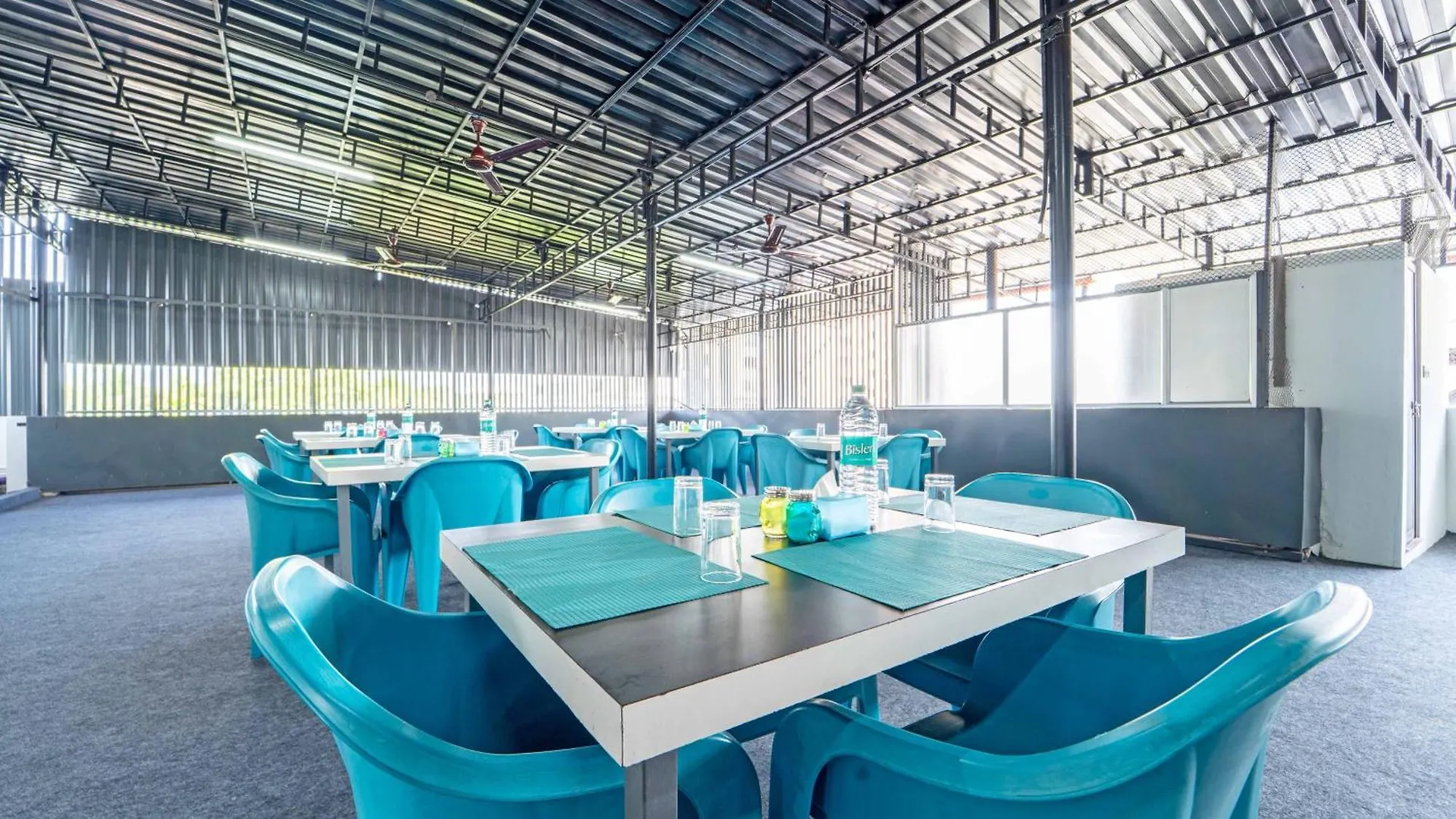 Treebo Petals Suites Kochi 3*,  インド