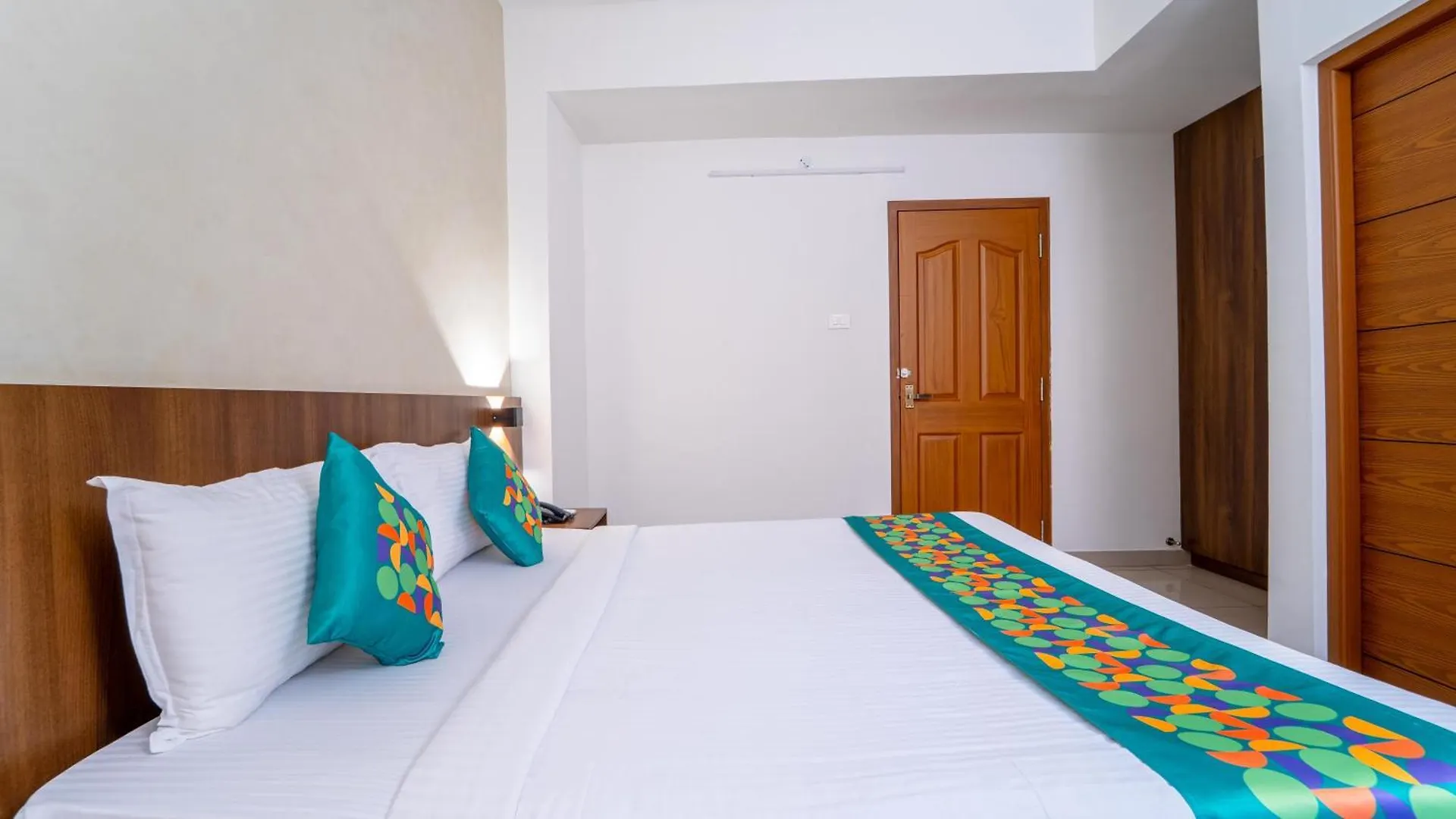 Treebo Petals Suites Kochi ホテル
